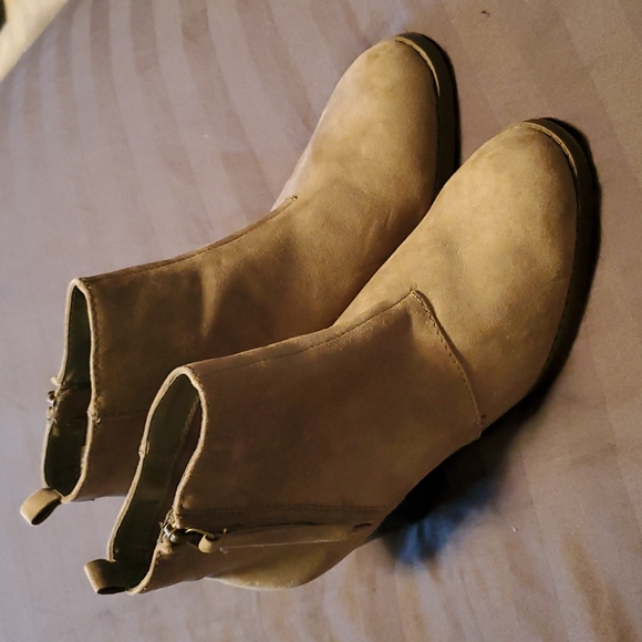 Old Navy tan suede boots, size 9 - Picture 2 of 11